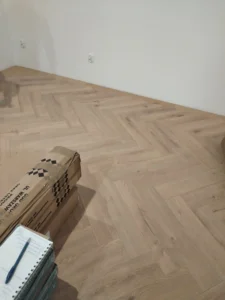 układanie paneli podłogowych w jodełke poznań jeżyce 2