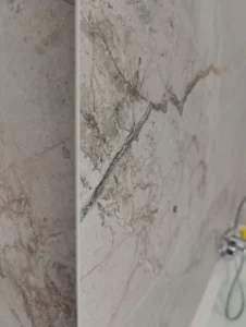 układanie płytek w łazience narożnik kąt 45 poznań